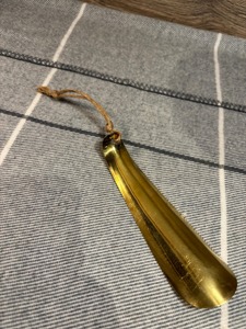 Rehausseur de chaussures en métal doré de forme incurvée de luxe, fabriqué pour faciliter le port des chaussures, avec finition polie et aspect décoratif, en provenance d'Inde - Product Image 5