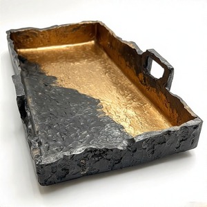 Bandeja rectangular Opulent Rise hecha de aluminio con asas laterales audaces para una decoración moderna y mesas formales - Product Image 3