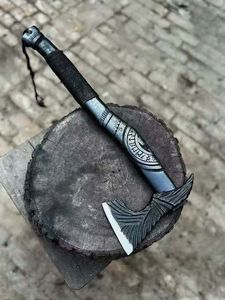 Hache viking nordique artisanale avec manche en bois sculpté, tomahawk à double lame, outil de survie pour le camping et les activités de plein air - Product Image 1