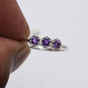 Vente en gros d'anneaux en argent sterling 925 avec trois pierres d'améthyste, pierres précieuses taillées naturellement, style bohème, look incroyable, bijoux de mode en vrac - Product Image 2