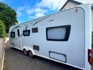 Camping-car de luxe Aunte GTS en aluminium gris, 4-6 personnes, une chambre, climatiseur, réfrigérateur, chauffe-eau, cuisinière, télévision, tout-terrain - Product Image 1