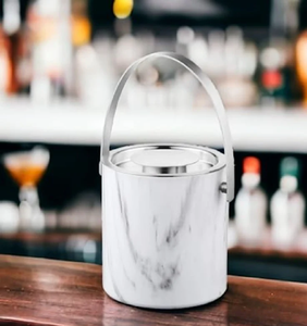 Elegante juego de cubitera metálica con pinzas para una noche de whisky perfecta. Calidad premium disponible a precio de mayoreo. - Product Image 4