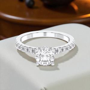 Bague de fiançailles solitaire en or massif pour femme, sertie de diamants moissanite taille ronde 1,35 carat E-F/VSS-VS - Product Image 2