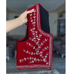 Chaqueta Corta Acolchada Elegante y Moderna con Detalles Brillantes de Cuentas, Transpirable, Resistente al Viento, Ecológica, con Patrón 3D para Otoño/Invierno - Product Image 3