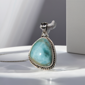Collar con Colgante de Larimar Natural, Plata de Ley 925, Engaste de Cabujón Hecho a Mano, Estilo Irregular de Colección para Mujer - Product Image 1