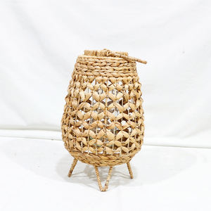 Lanterne décorative en jacinthe d'eau Comehome, tissée à la main avec une base trépied en verre - Product Image 3