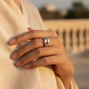 Bague croisée en argent pour femme, style minimaliste moderne, bijou d'éternité ajustable et tendance avec sertissage invisible - Product Image 1