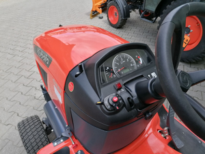เครื่องตัดหญ้าแบบนั่งขับ Kubota G261 HD54 ดีเซล 25 แรงม้า ระบบไฮโดรสแตติก 137 ซม. พร้อมถาดเก็บหญ้า รถแทรกเตอร์สำหรับสวนเชิงพาณิชย์ มือสองและใหม่ สำหรับขาย - Product Image 5