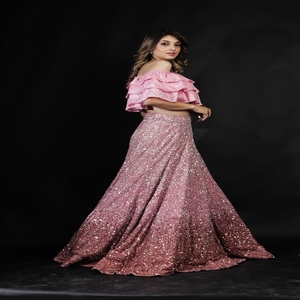 Vente en gros de Lehenga Choli pour mariage indien |   Tenue de mariée de luxe ornée de broderies avec dupatta transparent pour mariage, réception et cérémonies - Product Image 2