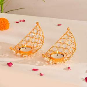 Bougeoirs décoratifs en métal doré avec design en cristal pour la décoration de la maison, l'éclairage festif et les cadeaux. - Product Image 1