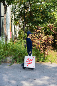 Bolsa de compras de tela no tejida ecológica al por mayor, reutilizable, con impresión de logotipo personalizado según los requisitos del fabricante - Product Image 4