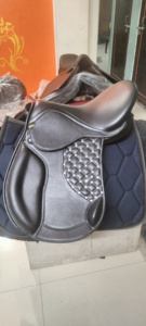 Silla de montar profesional de cuero estilo inglés para entrenamiento de caballos, con doble banda abdominal y estructura de madera, para resistencia. - Product Image 5