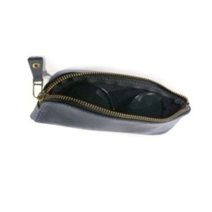 Étui à lunettes avec fermeture éclair et Logo personnalisé en cuir véritable de couleur noire - Product Image 1