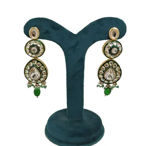 Pendientes colgantes de estilo moderno con baño de oro, diseño Polki Kundan y detalles verdes. - Product Image 2