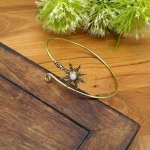 Brazalete bohemio de latón con piedras preciosas florales, brazalete dorado llamativo con piedra lunar para la parte superior de la mano, joyería para mujer - Product Image 3