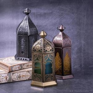 Faroles Portavelas de Metal Marroquí Antiguos de Última Moda 2026 con Vidrio de Colores para Decoración de Mesa y Colgante - Product Image 2