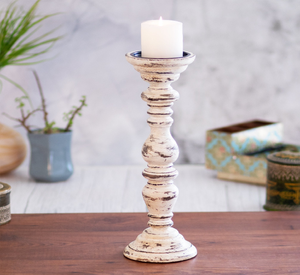 Un seul bougeoir en bois patiné au design classique se trouve sur une surface en bois à côté d'une petite lampe à thé allumée - Product Image 3