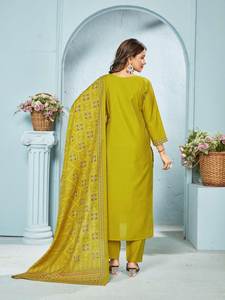 NOUVEAU PANTALON TOP LANCÉ ET DUPATTA AVEC TRAVAIL EN RELIEF EN 2 COULEURS DE JAUNE ET DE ROSE - Product Image 3