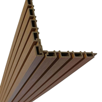 Panneaux muraux rainurés WPC effet bois moderne pour revêtement intérieur (fond TV) et extérieur (façade) pour la décoration d'hôtels et de maisons