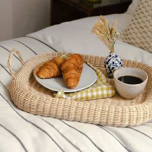 Bandeja de servicio redonda de ratán tejida a mano con asas Plato decorativo de mimbre natural para el hogar y la cocina - Product Image 4