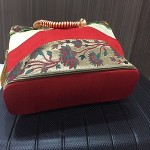 Elegante bolso de seda artístico de exportación perfecto para bodas y ocasiones festivas disponibles para la venta - Product Image 4