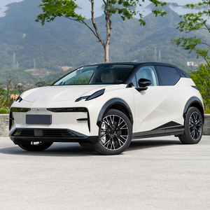 SUV Eléctrico Compacto Blanco con Techo Negro y Llantas de Aleación, Vehículo de Nueva Energía con Volante a la Izquierda - Product Image 2
