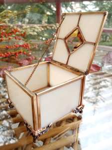 Cajas de anillos de joyería de cristal de forma cuadrada de buena calidad con acabado dorado perfecto para almacenar anillos collares y accesorios finos - Product Image 5