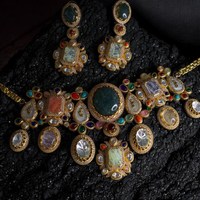 Magnifique ensemble de collier et pendentif Navratna inspiré de Sabyasachi, en laiton plaqué or, pour femme, idéal pour les mariages indiens et les fêtes.