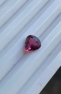 Piedra Preciosa de Turmalina Rosa Natural en Forma de Corazón - Product Image 5