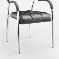Chaise de visiteur en cuir PVC noir avec siège et dossier rembourrés, accoudoirs recouverts et structure à quatre pieds chromés pour les zones de réception