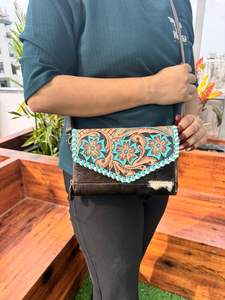Portefeuille à bandoulière en cuir repoussé à la main de qualité extrême pour femmes Western Turquoise Floral Purse Premium Hair On Cowhide Portefeuilles - Product Image 2