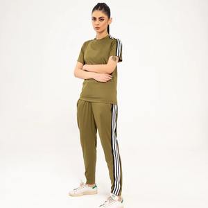 Ensemble de survêtement pour femmes en coton 100% de haute qualité, couleur vert olive, avec des bandes latérales, t-shirt et pantalon, vente en gros - Product Image 3
