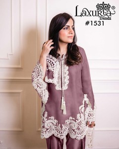 Déclaration Shalwar Kameez avec tunique brodée, organza travail Dupatta et Farsi Salwar vêtements quotidiens à l'occasion - Product Image 2