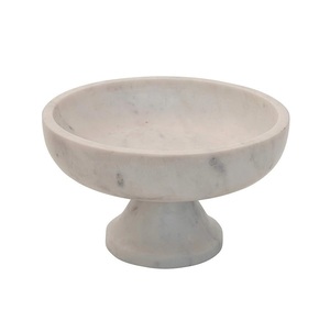 Tazón de servicio de mármol blanco de moda con un aspecto atemporal diseñado para complementar varios estilos de decoración de mesa de comedor - Product Image 1