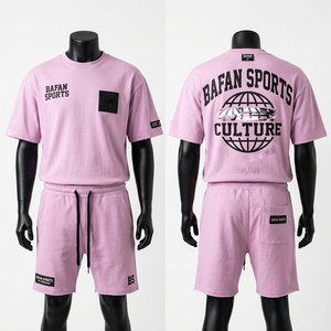 Conjunto de camiseta y pantalones cortos de algodón GSM premium para hombre, color rosa suave, estilo streetwear, con estampado en relieve, parche de goma, logotipo personalizado, conjunto de 2 piezas para hombre - Product Image 1