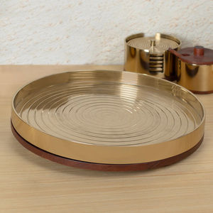 ถาดเสิร์ฟโลหะทองเหลืองทรงกลมพร้อมฐานไม้ตกแต่งหรูหราสำหรับชากาแฟของว่างและของตกแต่งบ้าน - Product Image 2
