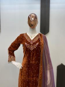 Traje Salwar de Terciopelo de Diseño Indio-Pakistaní con Lentejuelas y Bordados, Traje Salwar Elegante para Fiestas, Bodas y Uso Casual - Product Image 2