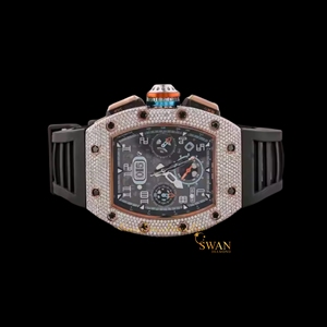 Tăng cường phong cách Mens của bạn với một chiếc đồng hồ kim cương moissanite có dây đeo cao su màu đen một chiếc đồng hồ mang nhãn hiệu Thêm Ân Sủng cho cái nhìn của bạn - Product Image 1