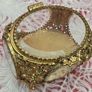 กล่องแก้วใสมีมุมเอียงทำจากทองเหลืองขนาดกำหนดได้เองสีทองมีลายนูนออกแบบให้เป็นเครื่องประดับสำหรับจัดเก็บแหวนของที่ระลึกกล่องเครื่องประดับ - Product Image 3