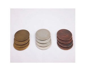 Ensemble de 12 sous-verres ronds en métal antique de différentes couleurs pour le bureau ou la table de service de thé - Product Image 1