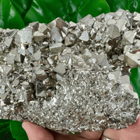 Spécimen minéral brut de grappe de cristal de pyrite du Pérou naturel en gros pour les collectionneurs décoration de la maison guérison énergétique et Feng Shui