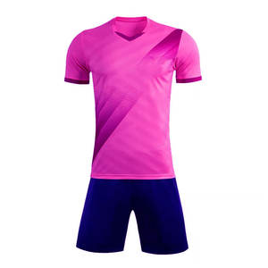 Uniforme de football à manches courtes durable et respirant pour hommes actifs, vêtements de sport personnalisables pour les clubs et la compétition - Product Image 1