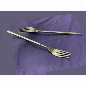 Juego de Cubiertos para Ensalada de Acero Inoxidable con Diseño de Hojas de Latón y Mango Plateado para Bodas y Restaurantes - Product Image 4