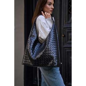 Bolso de hombro de cuero con diseño tejido - Product Image 1