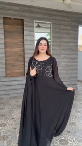 Salwar Kameez traditionnel élégant noir avec des éclats de diamants pour femmes, idéal pour les tenues de soirée - Product Image 2