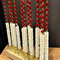 Fleurs roses rouges avec des guirlandes de cloche dorées au jasmin blanc Mogra artificiel avec fleur rose et cloche pour la décoration de fête de mariage