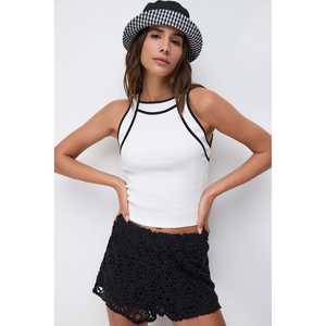 Top Halter con Detalles de Rayas Negras - Product Image 3