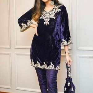 BEAU TRAVAIL DE BRODERIE ÉLÉGANTE INDIEN/PAKISTANI SUR KURTA VIOLET AVEC ROBE PANTALON POUR robe de soirée pour fête/mariage = 2023 - Product Image 1