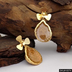 Bijoux pour femme faits à la main en plaqué or, conception élégante en émail de boucles d'oreilles pendantes et pendantes - Product Image 1