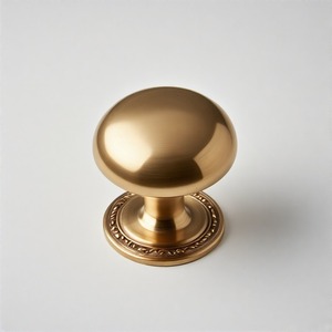 Bouton de porte rond classique TurnNest Deco Golden Era Finition en laiton vintage avec des détails complexes pour l'esthétique de la grande entrée - Product Image 1